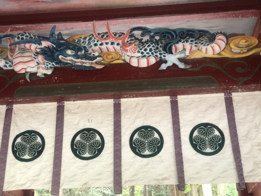 御岩神社楼門の龍