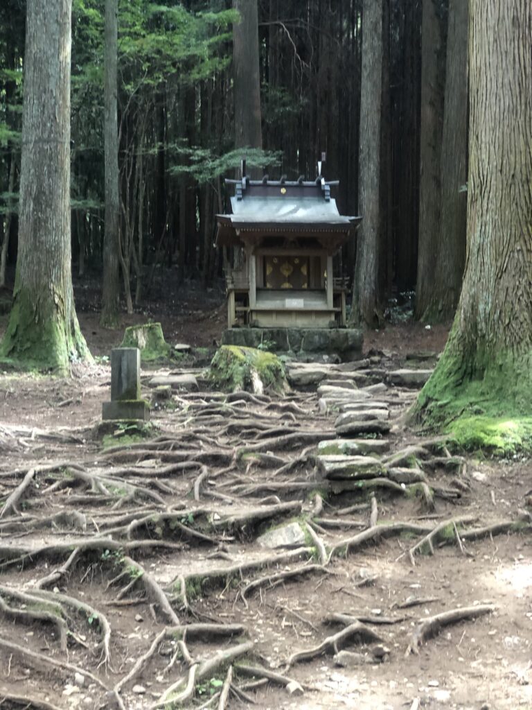 薩都神社中宮