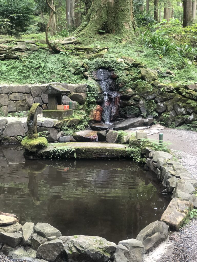 御岩神社 不動明王池